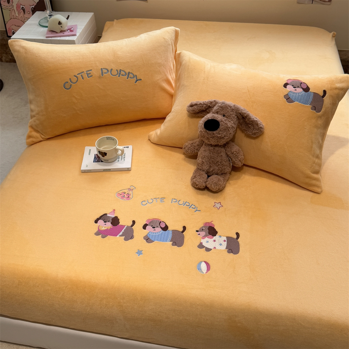 91家纺网 家纺一手货源 找家纺 857家居 2025新款卡通牛奶绒刺绣床笠 糯叽叽狗