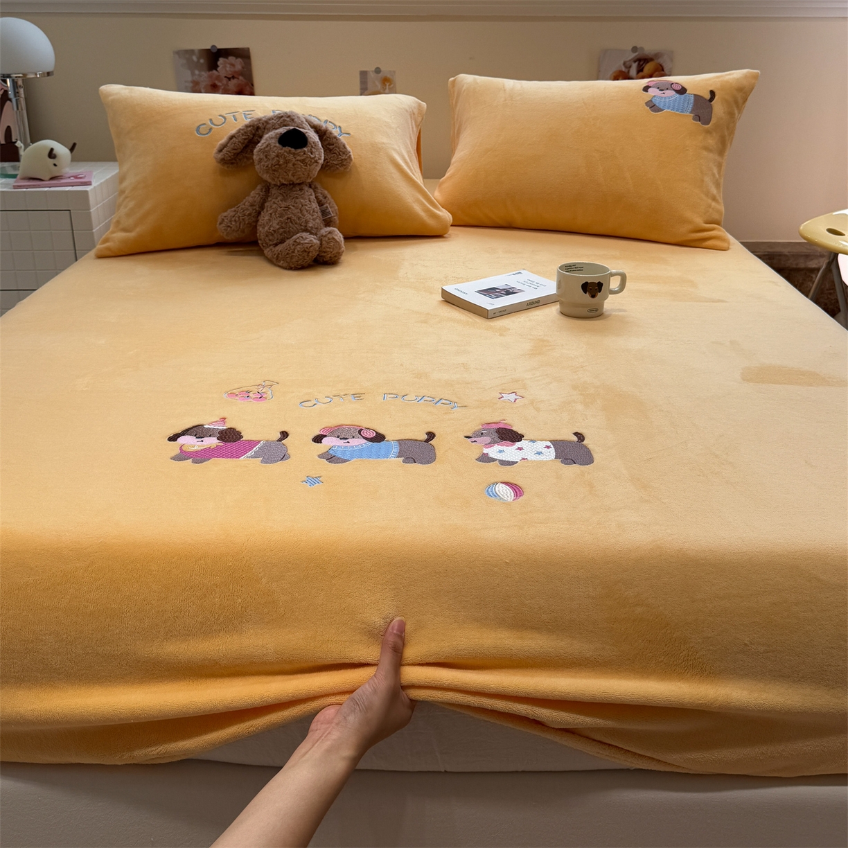 91家纺网 家纺一手货源 找家纺 857家居 2025新款卡通牛奶绒刺绣床笠 糯叽叽狗