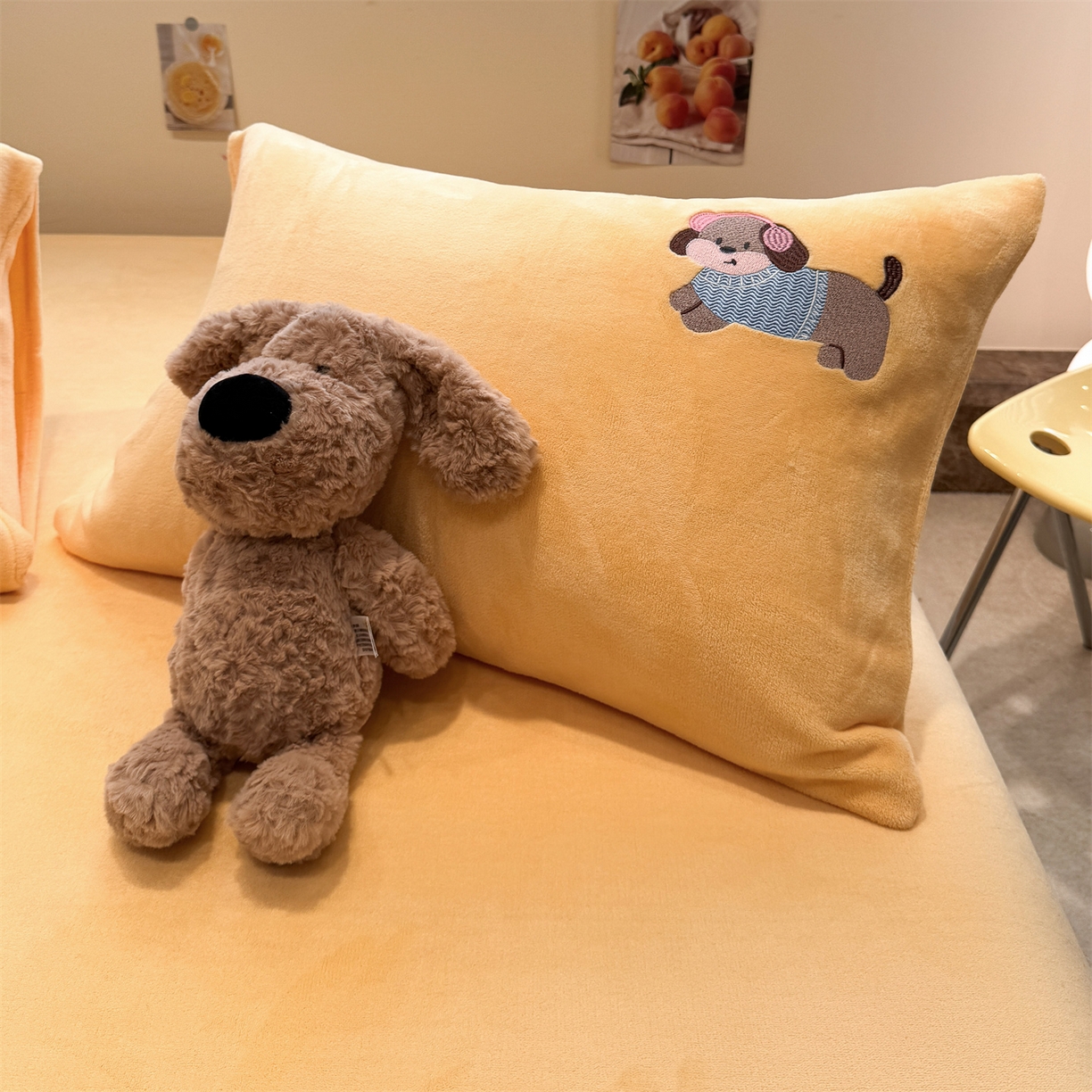 91家纺网 家纺一手货源 找家纺 857家居 2025新款卡通牛奶绒刺绣床笠 糯叽叽狗