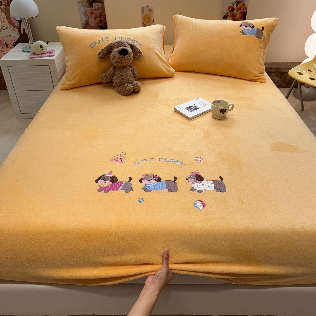 91家纺网 家纺一手货源 找家纺 857家居 2025新款卡通牛奶绒刺绣床笠 糯叽叽狗