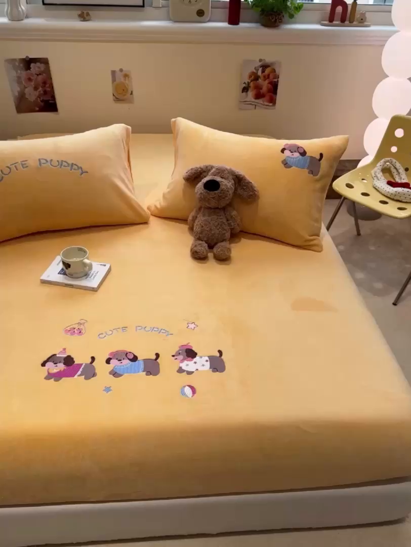 91家纺网 家纺一手货源 找家纺 857家居 2025新款卡通牛奶绒刺绣床笠 糯叽叽狗