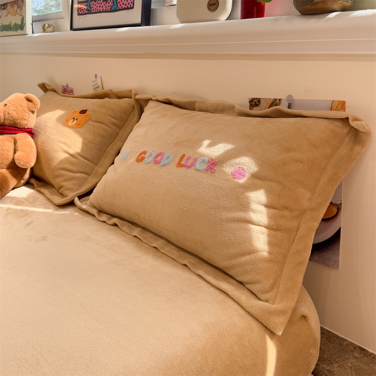 91家纺网 家纺一手货源 找家纺 857家居 2025新款卡通牛奶绒刺绣床笠 香槟熊