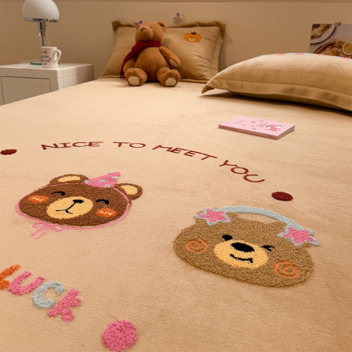 91家纺网 家纺一手货源 找家纺 857家居 2025新款卡通牛奶绒刺绣床笠 香槟熊