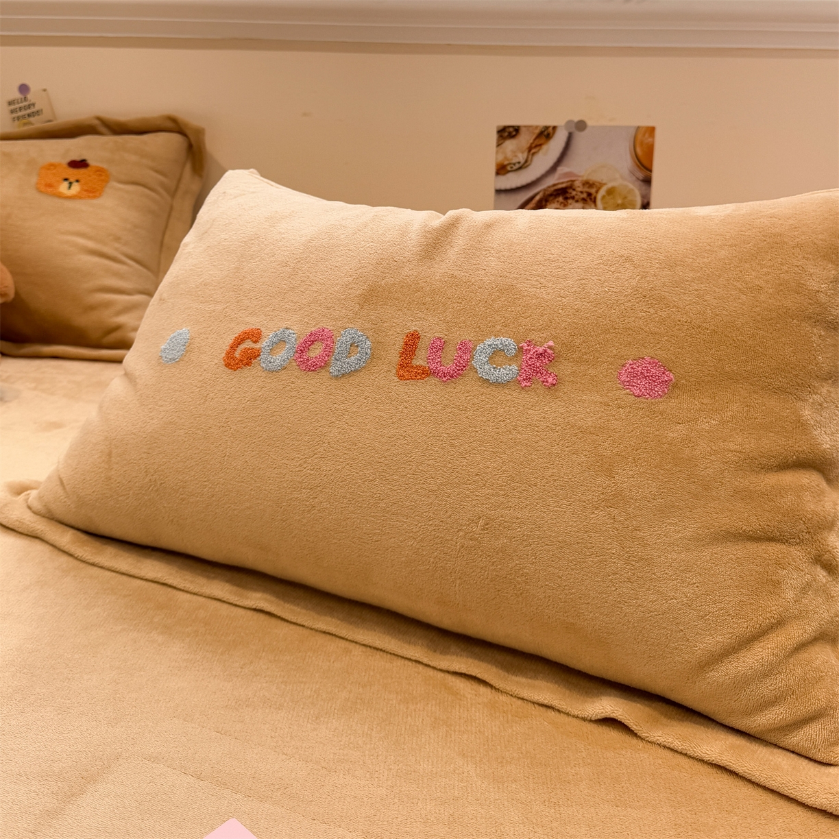 91家纺网 家纺一手货源 找家纺 857家居 2025新款卡通牛奶绒刺绣床笠 香槟熊