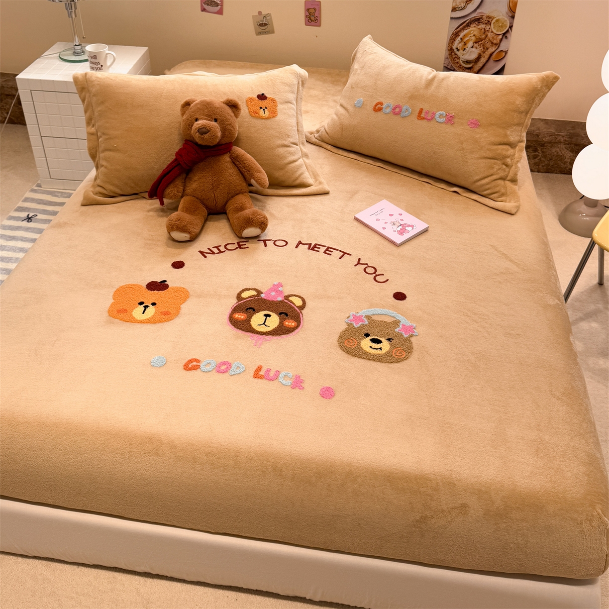 91家纺网 家纺一手货源 找家纺 857家居 2025新款卡通牛奶绒刺绣床笠 香槟熊