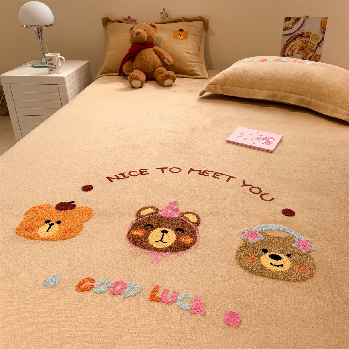 91家纺网 家纺一手货源 找家纺 857家居 2025新款卡通牛奶绒刺绣床笠 香槟熊