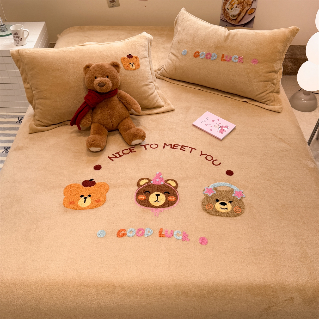 91家纺网 家纺一手货源 找家纺 857家居 2025新款卡通牛奶绒刺绣床笠 香槟熊