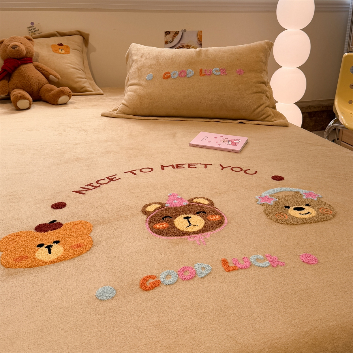 91家纺网 家纺一手货源 找家纺 857家居 2025新款卡通牛奶绒刺绣床笠 香槟熊