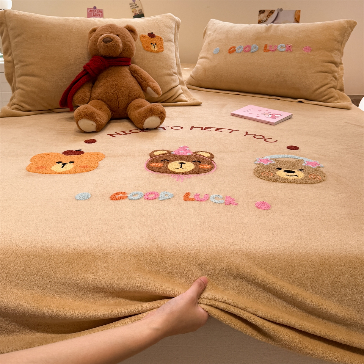 91家纺网 家纺一手货源 找家纺 857家居 2025新款卡通牛奶绒刺绣床笠 香槟熊