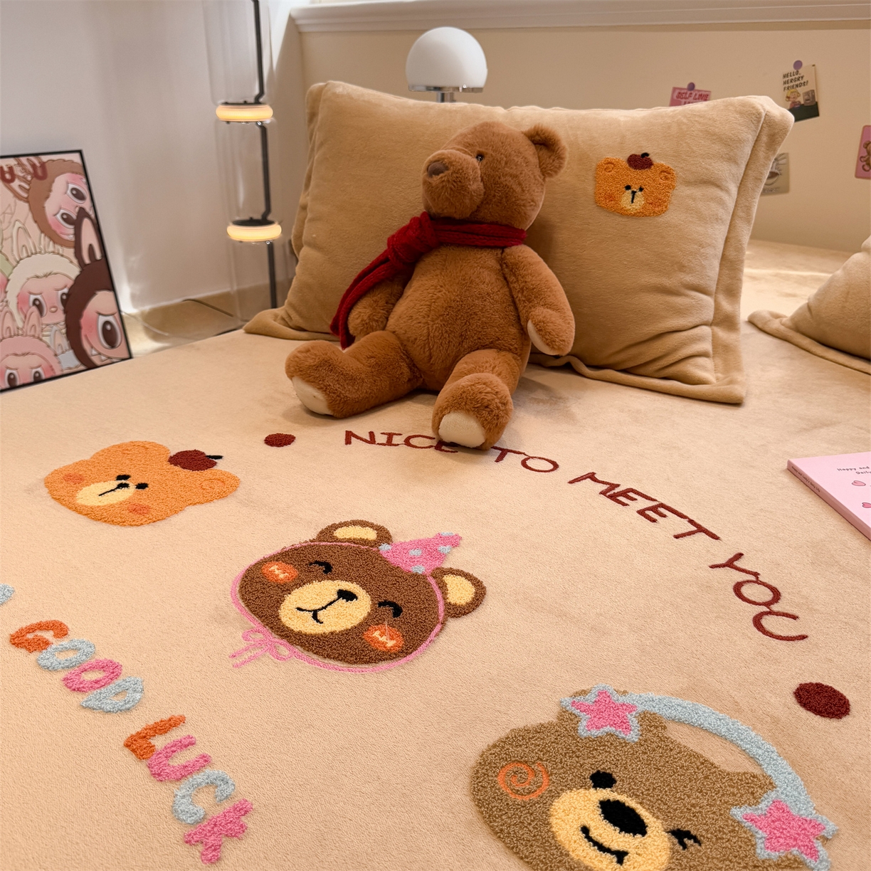 91家纺网 家纺一手货源 找家纺 857家居 2025新款卡通牛奶绒刺绣床笠 香槟熊