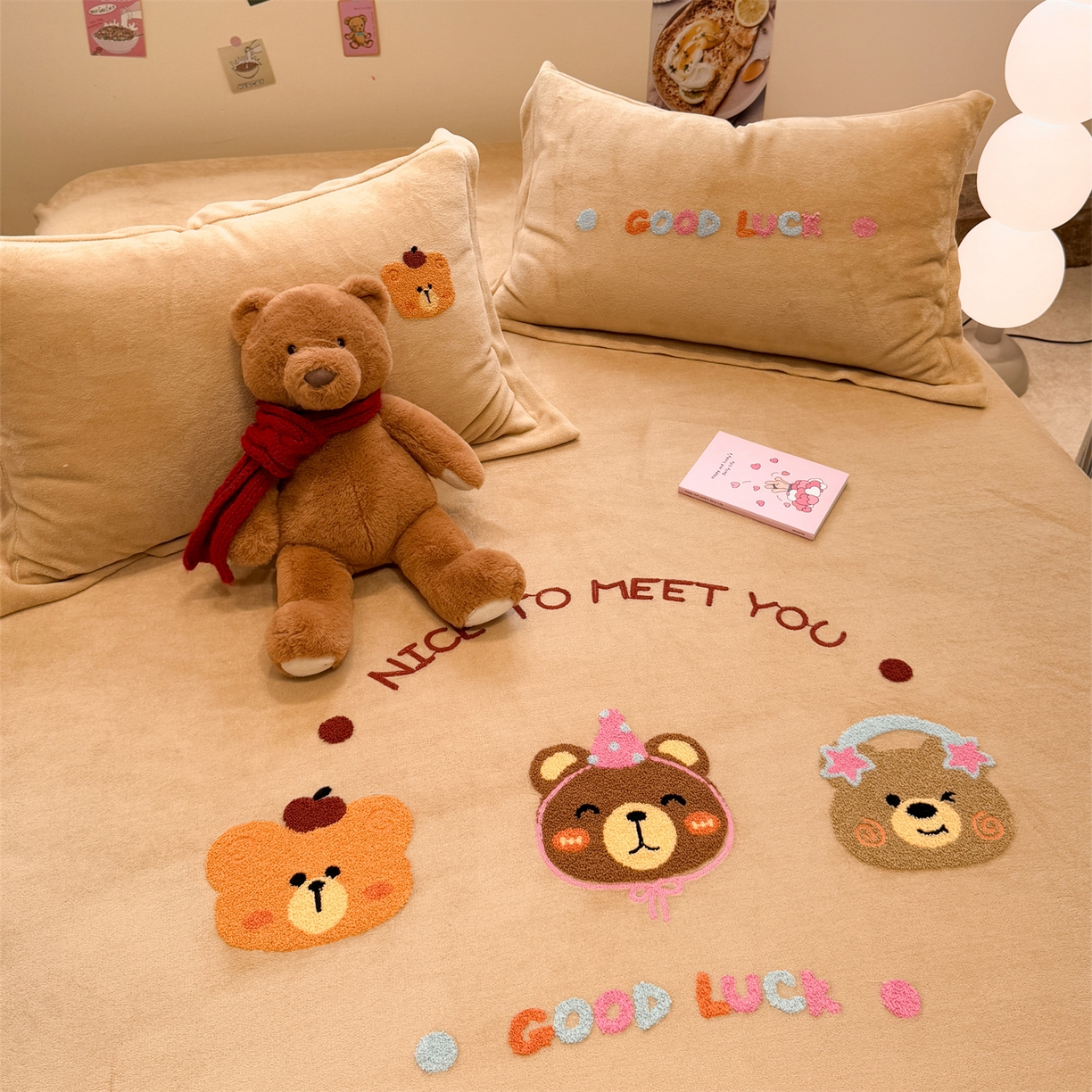 91家纺网 家纺一手货源 找家纺 857家居 2025新款卡通牛奶绒刺绣床笠 香槟熊