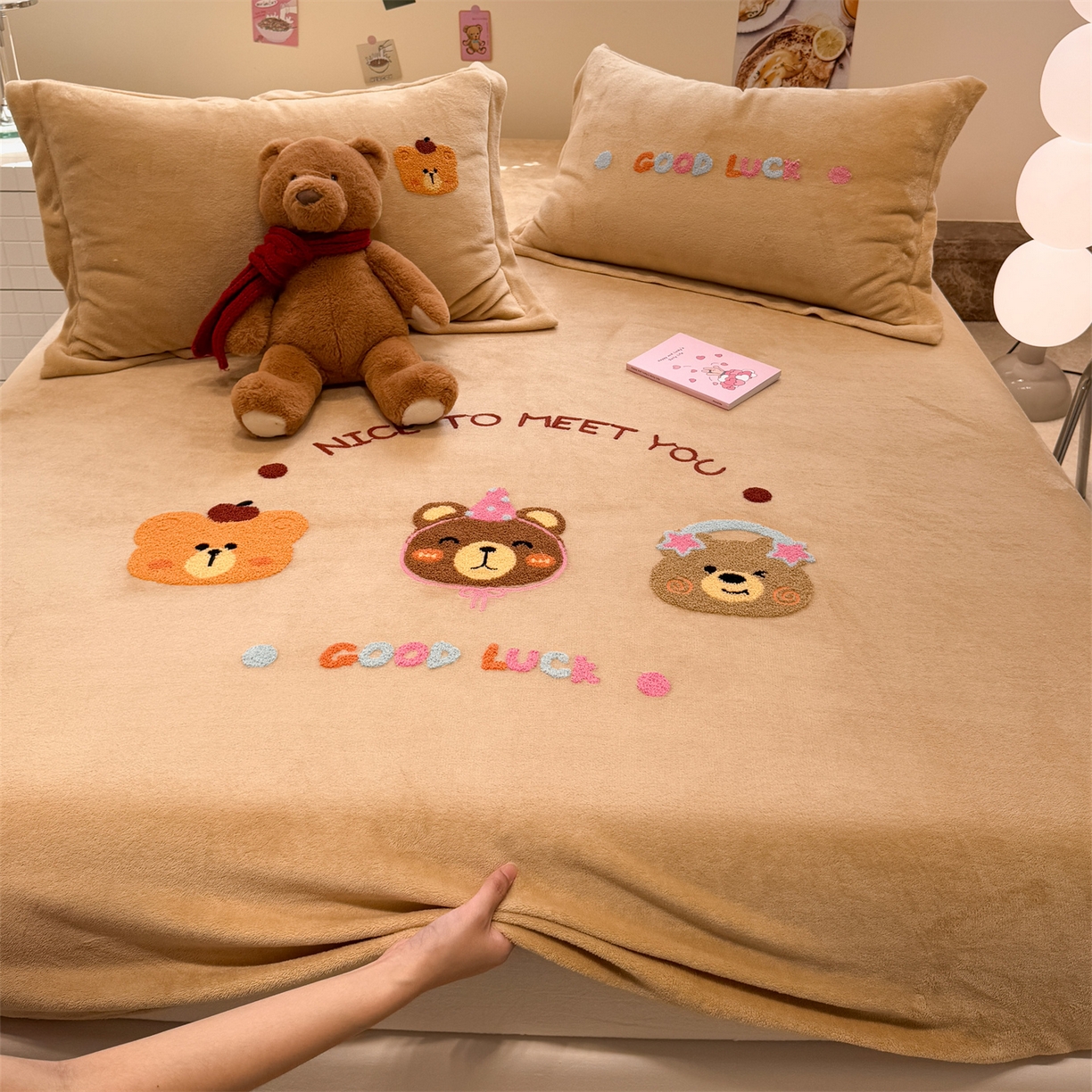 91家纺网 家纺一手货源 找家纺 857家居 2025新款卡通牛奶绒刺绣床笠 香槟熊