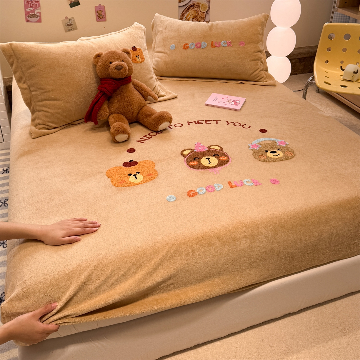 91家纺网 家纺一手货源 找家纺 857家居 2025新款卡通牛奶绒刺绣床笠 香槟熊