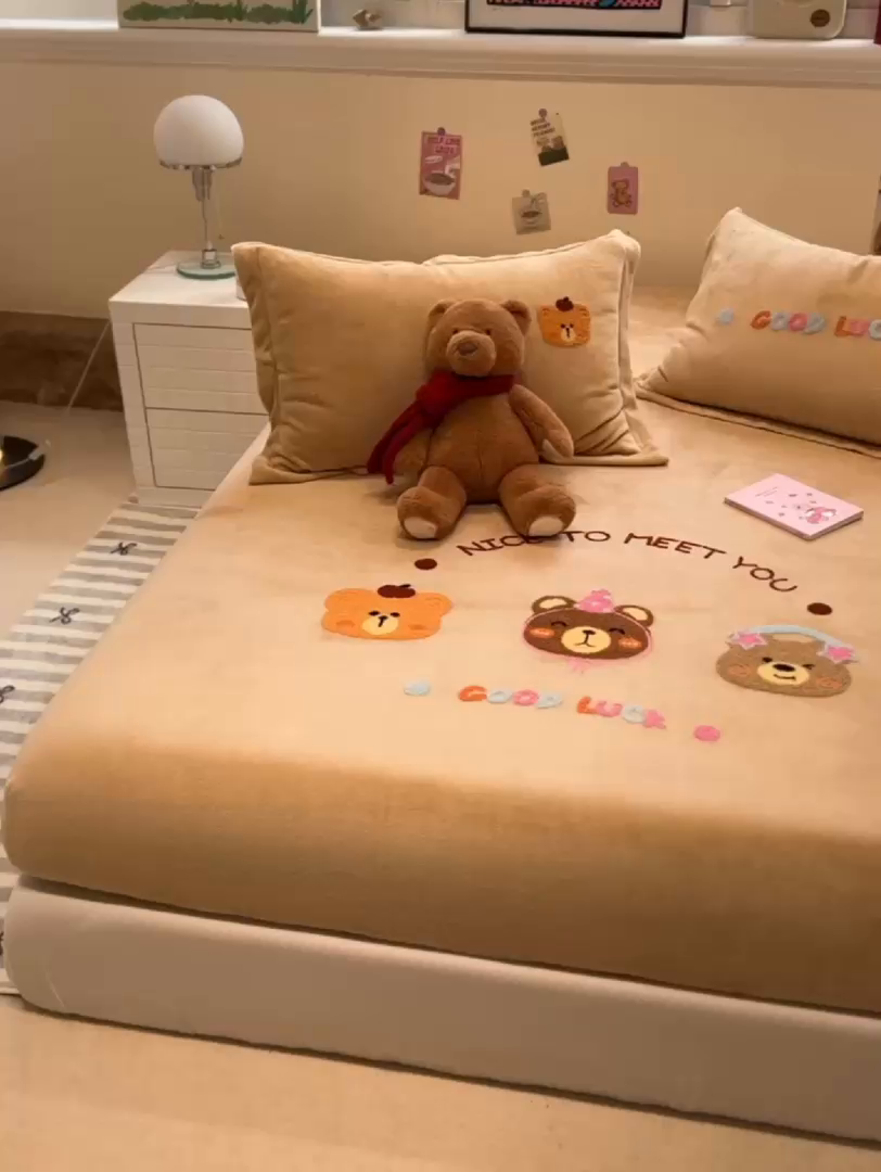 91家纺网 家纺一手货源 找家纺 857家居 2025新款卡通牛奶绒刺绣床笠 香槟熊