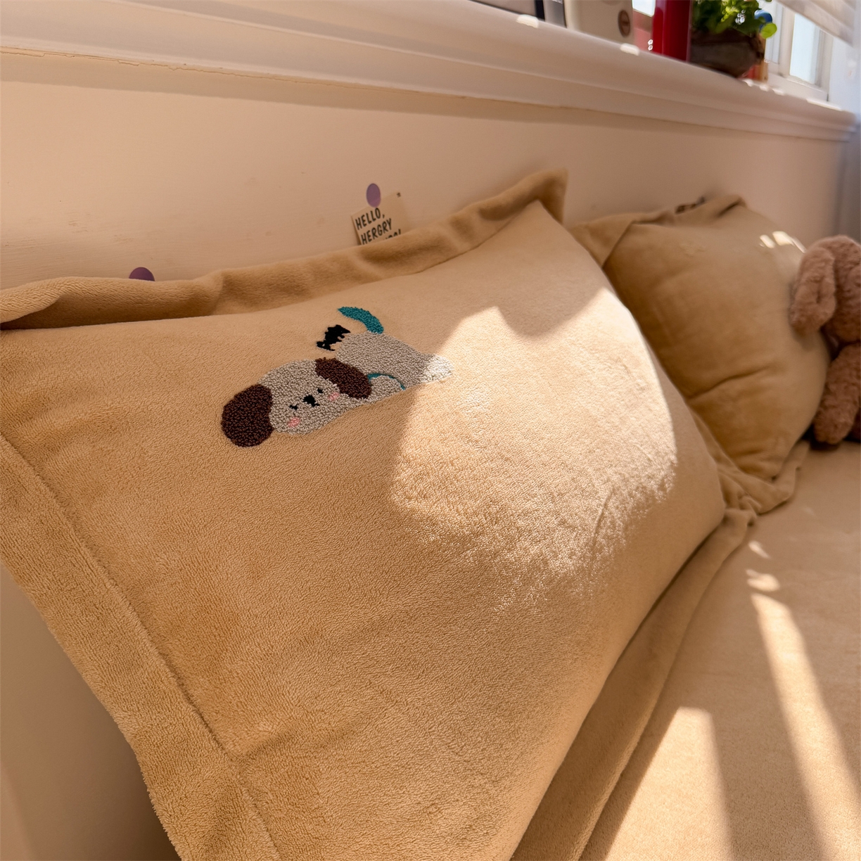 91家纺网 家纺一手货源 找家纺 857家居 2025新款卡通牛奶绒刺绣床笠 慵懒猫