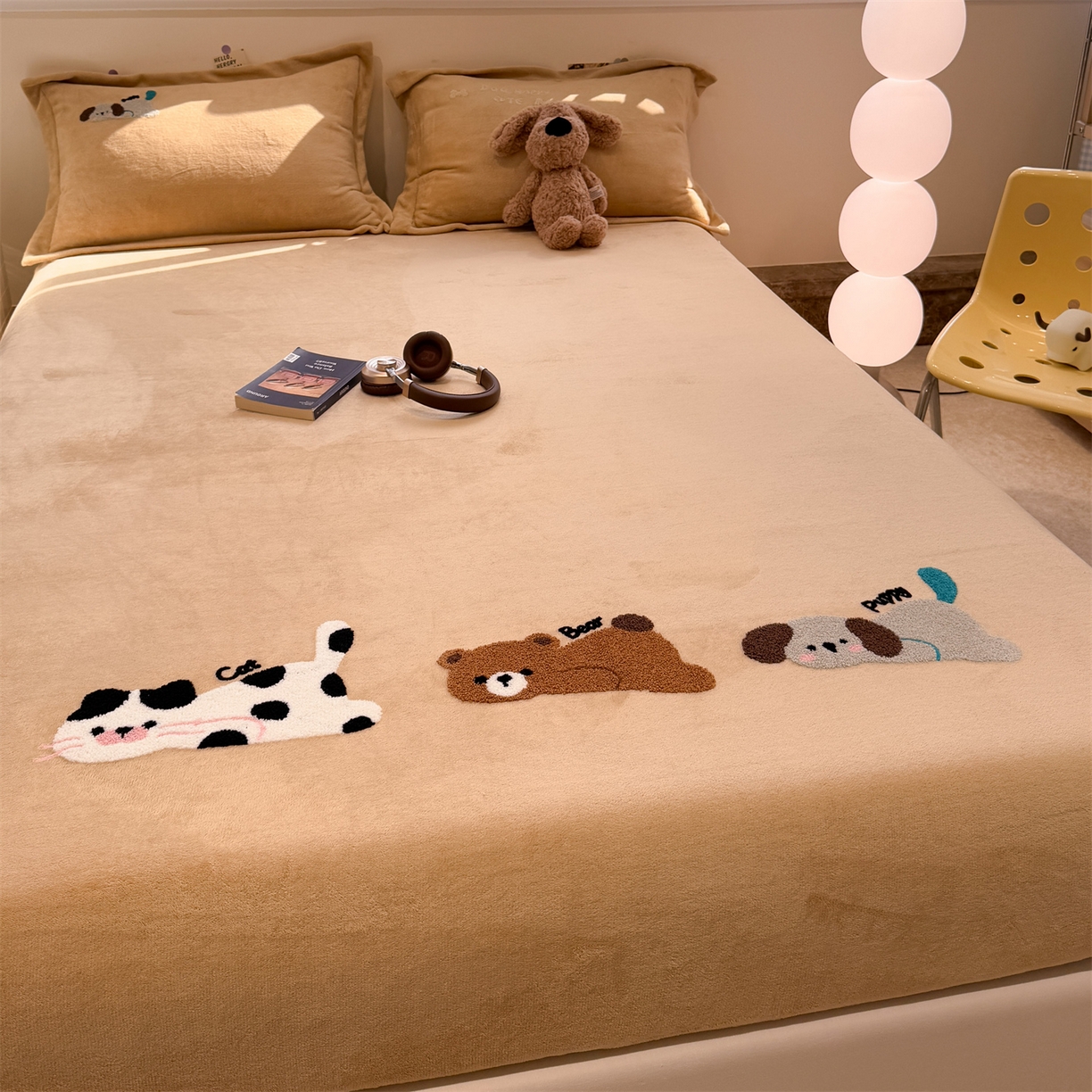 91家纺网 家纺一手货源 找家纺 857家居 2025新款卡通牛奶绒刺绣床笠 慵懒猫