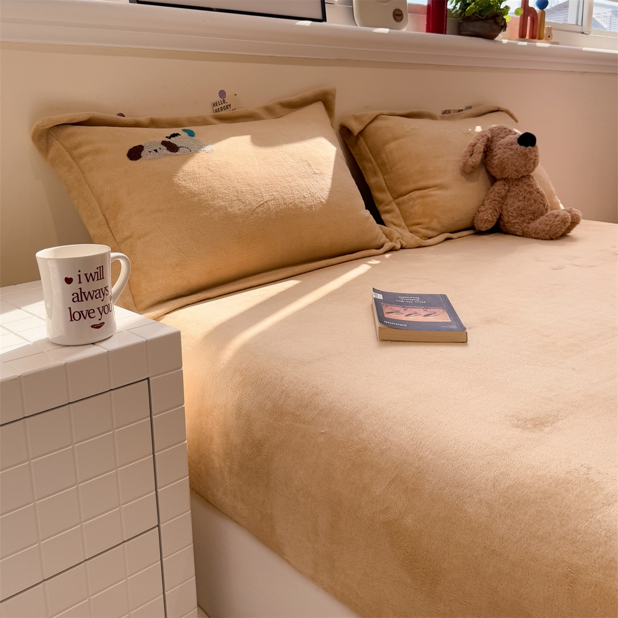 91家纺网 家纺一手货源 找家纺 857家居 2025新款卡通牛奶绒刺绣床笠 慵懒猫