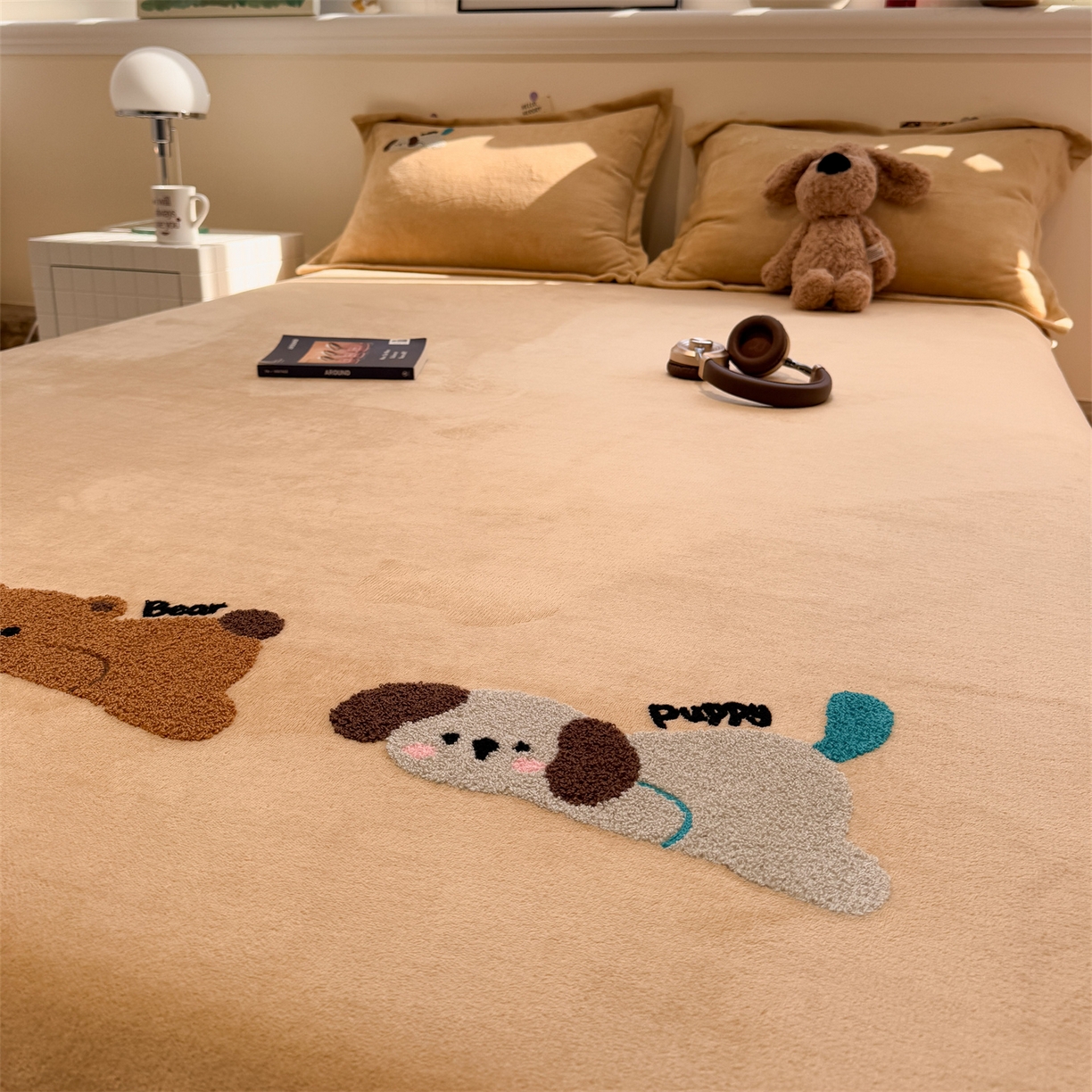 91家纺网 家纺一手货源 找家纺 857家居 2025新款卡通牛奶绒刺绣床笠 慵懒猫