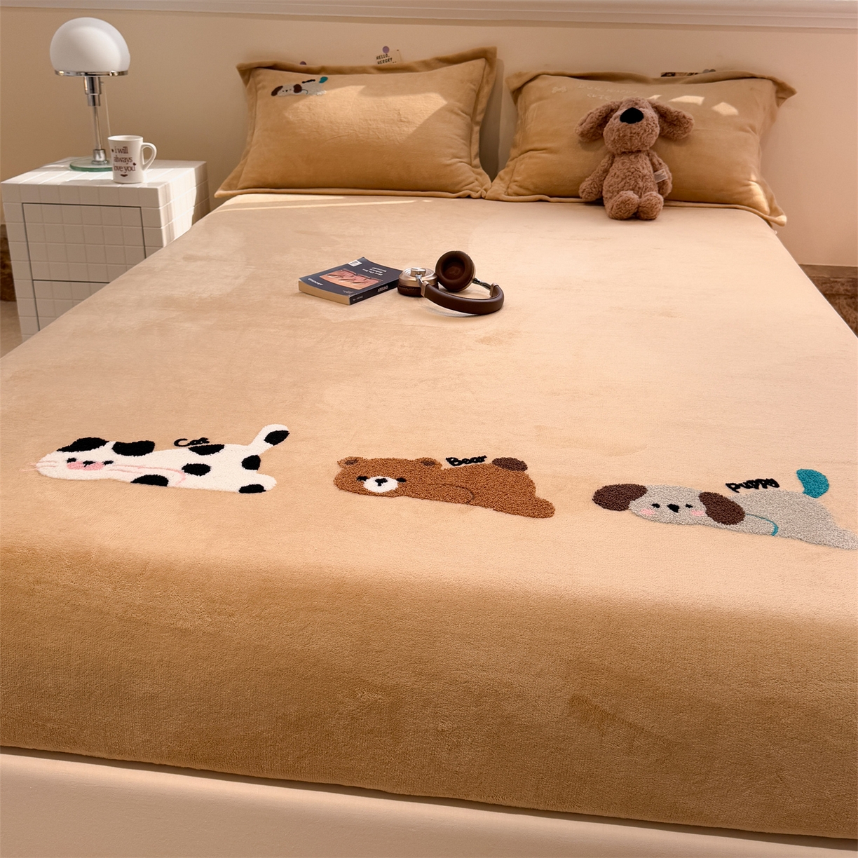 91家纺网 家纺一手货源 找家纺 857家居 2025新款卡通牛奶绒刺绣床笠 慵懒猫