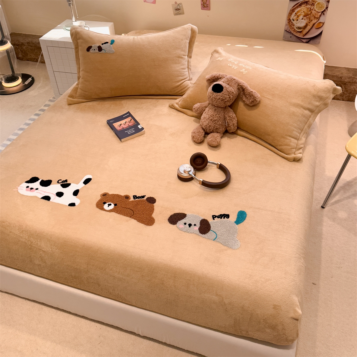 91家纺网 家纺一手货源 找家纺 857家居 2025新款卡通牛奶绒刺绣床笠 慵懒猫