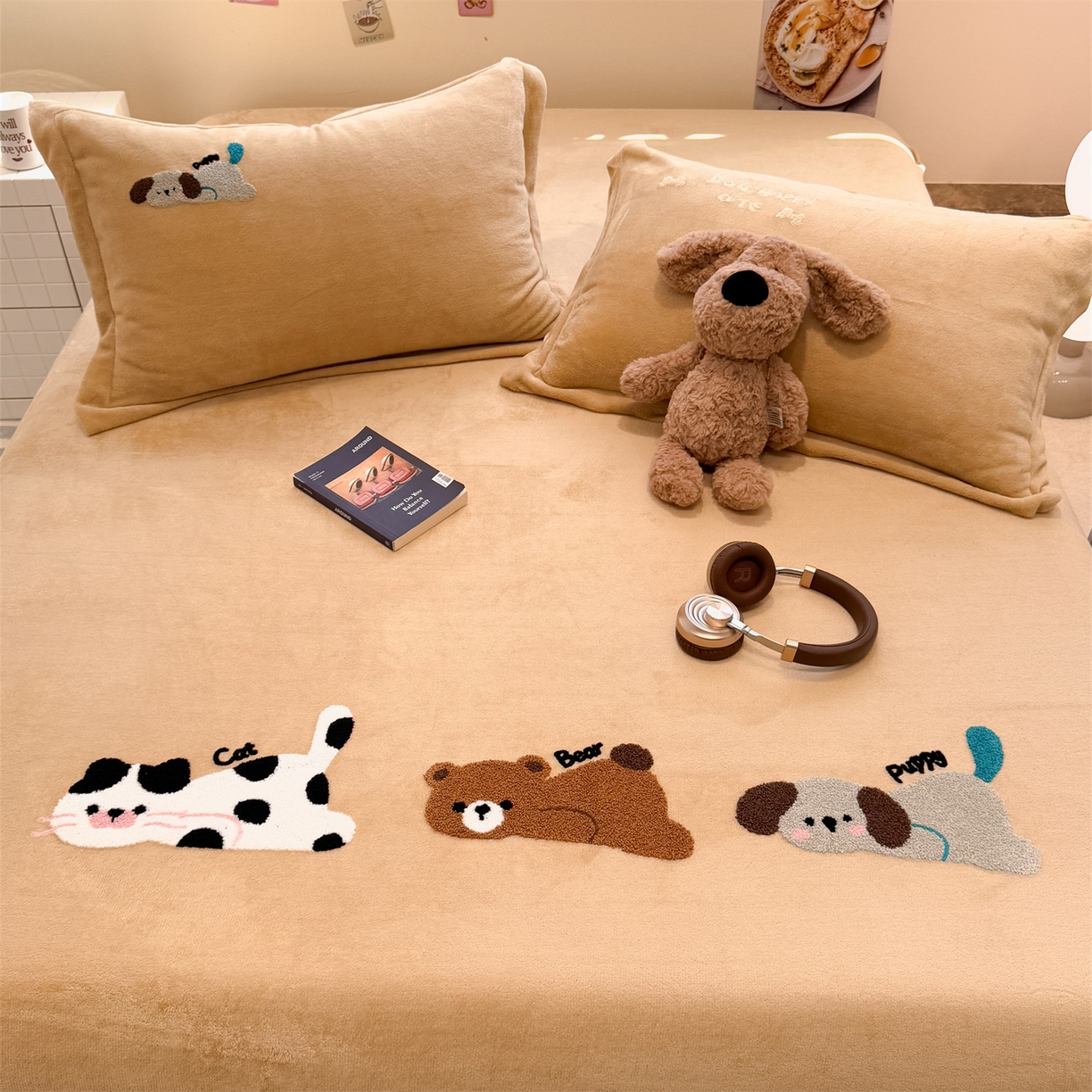 91家纺网 家纺一手货源 找家纺 857家居 2025新款卡通牛奶绒刺绣床笠 慵懒猫