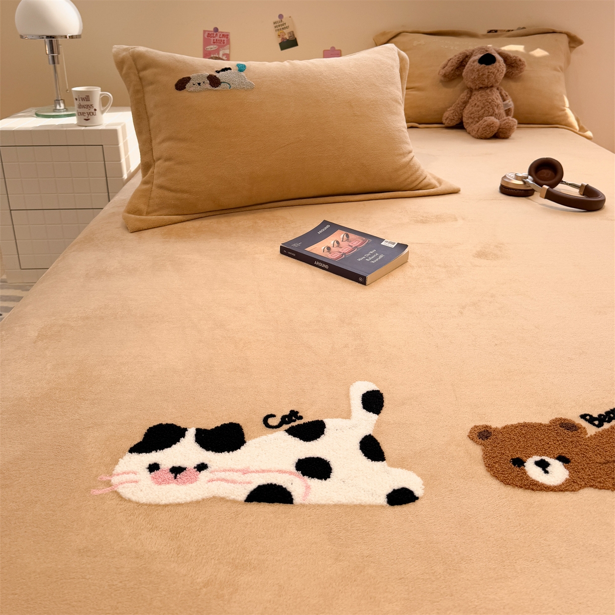 91家纺网 家纺一手货源 找家纺 857家居 2025新款卡通牛奶绒刺绣床笠 慵懒猫