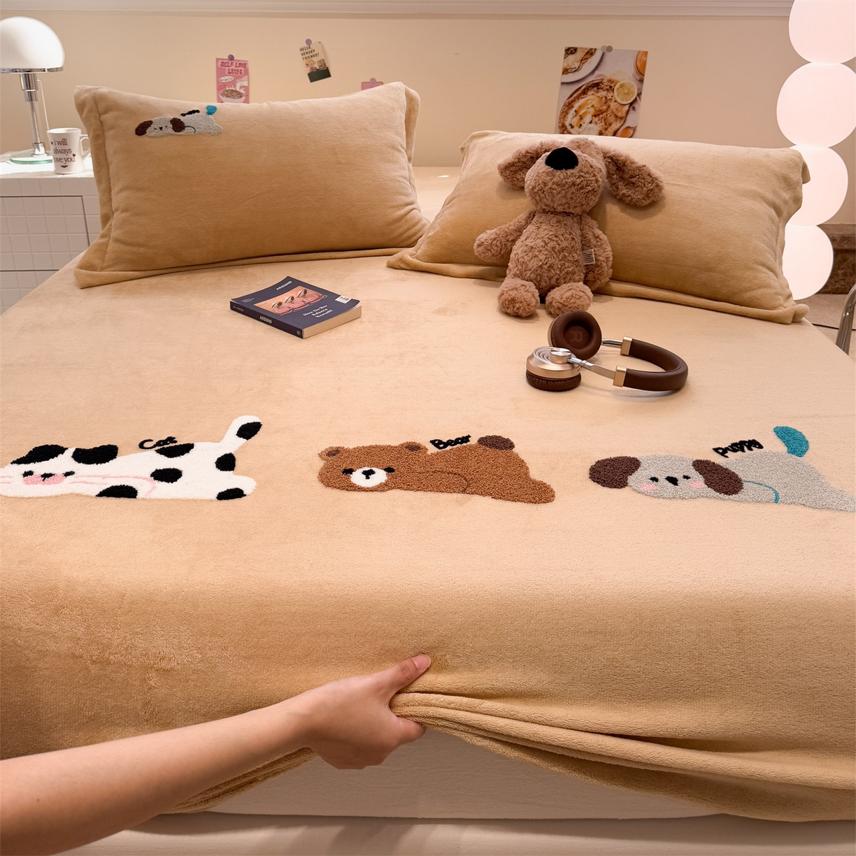 91家纺网 家纺一手货源 找家纺 857家居 2025新款卡通牛奶绒刺绣床笠 慵懒猫