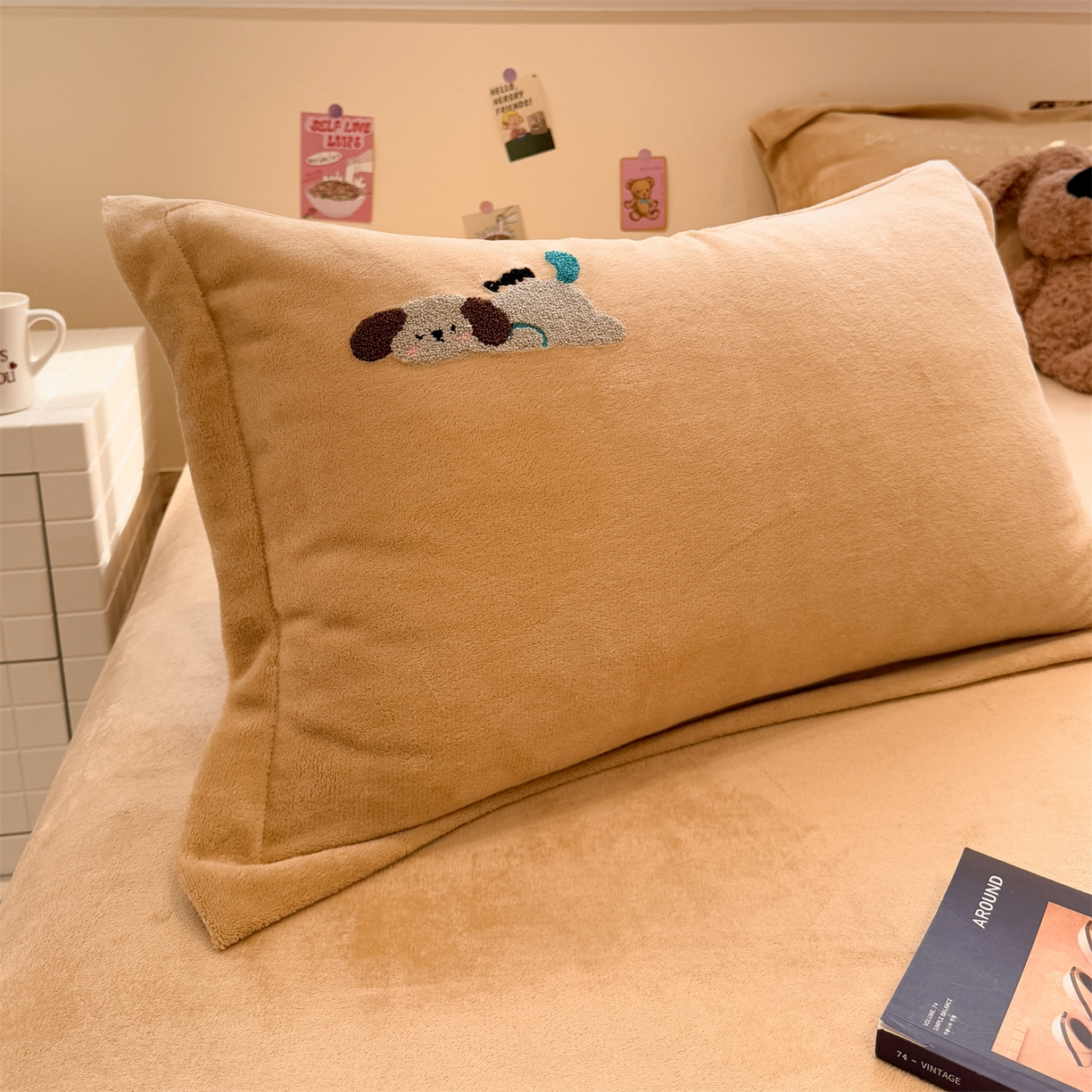 91家纺网 家纺一手货源 找家纺 857家居 2025新款卡通牛奶绒刺绣床笠 慵懒猫