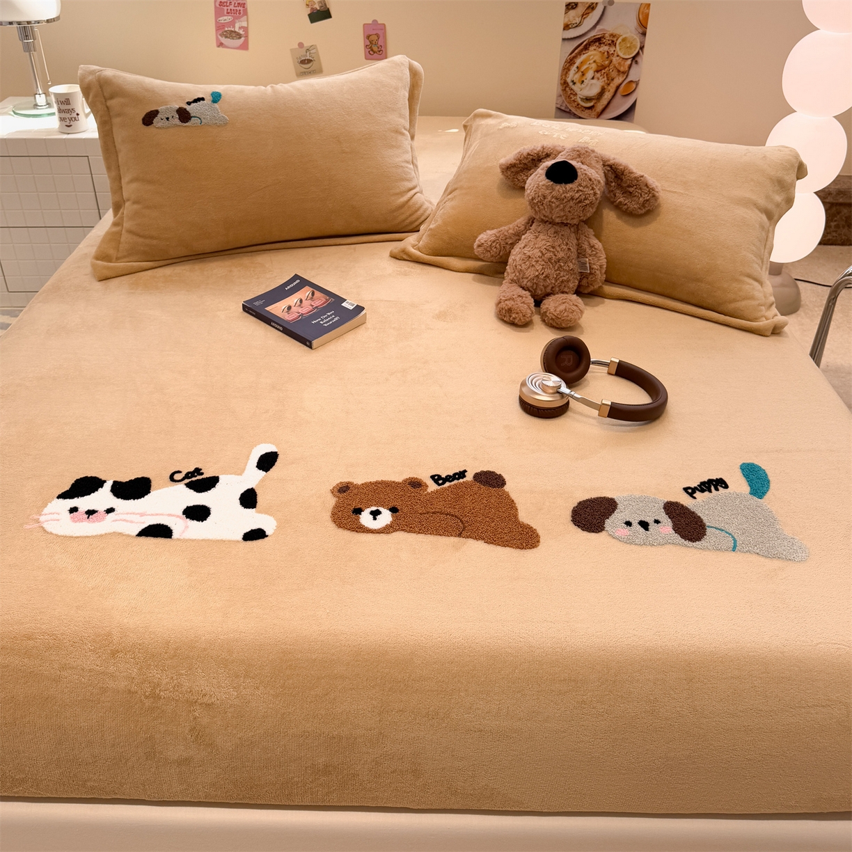 91家纺网 家纺一手货源 找家纺 857家居 2025新款卡通牛奶绒刺绣床笠 慵懒猫