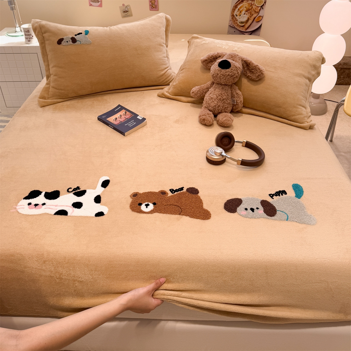 91家纺网 家纺一手货源 找家纺 857家居 2025新款卡通牛奶绒刺绣床笠 慵懒猫