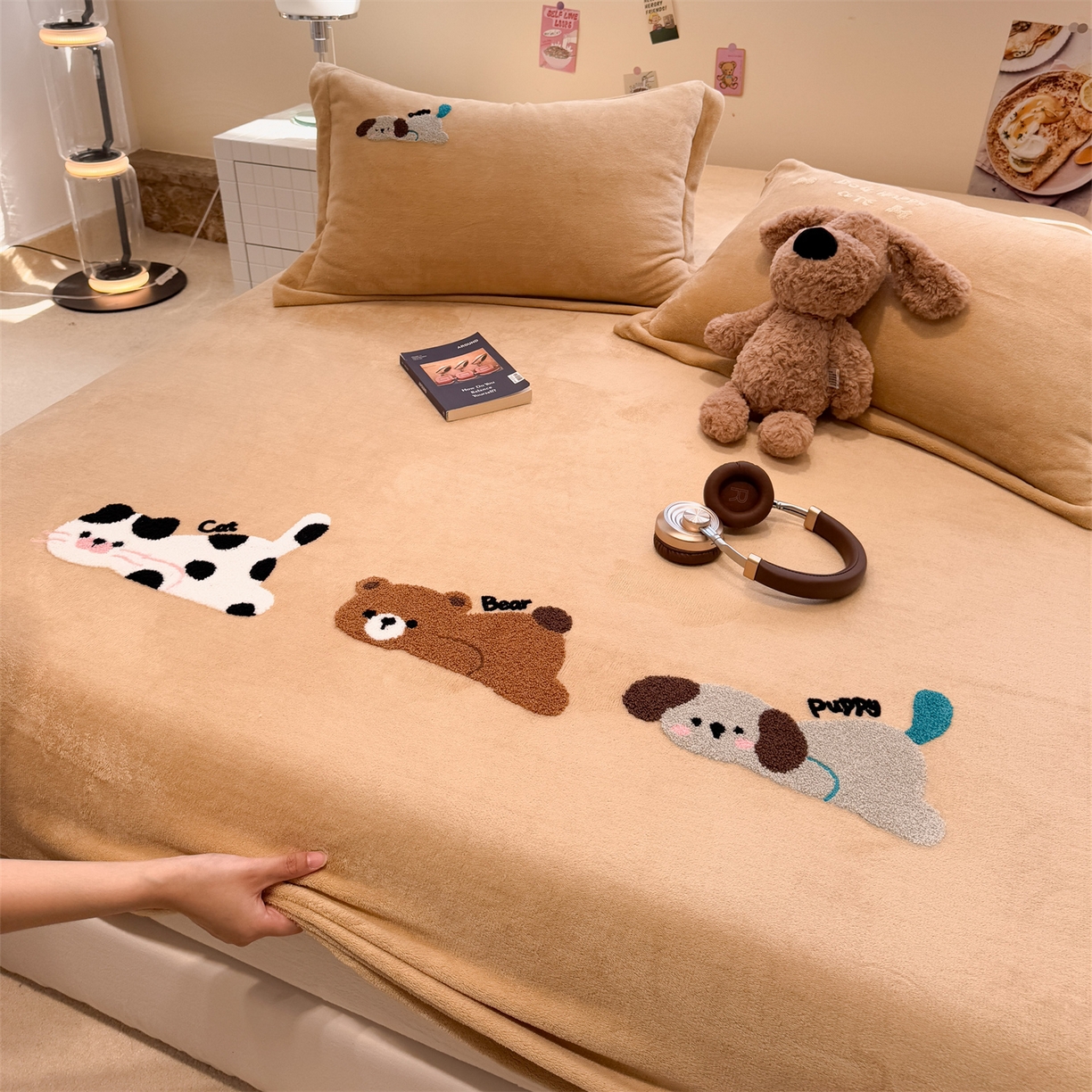 91家纺网 家纺一手货源 找家纺 857家居 2025新款卡通牛奶绒刺绣床笠 慵懒猫