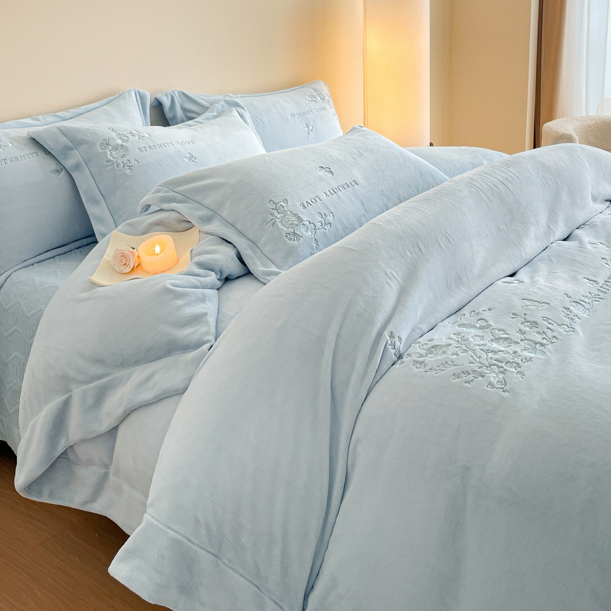 91家纺网 家纺一手货源 找家纺 新方向 2025新款全消光A类刺绣牛奶绒四件套-浮生若梦 浮生若梦-星月蓝