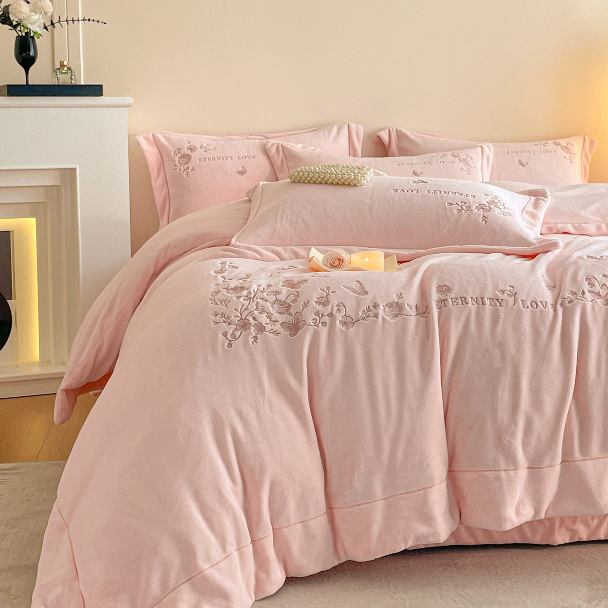 91家纺网 家纺一手货源 找家纺 新方向 2025新款全消光A类刺绣牛奶绒四件套-浮生若梦 浮生若梦-蔷薇粉