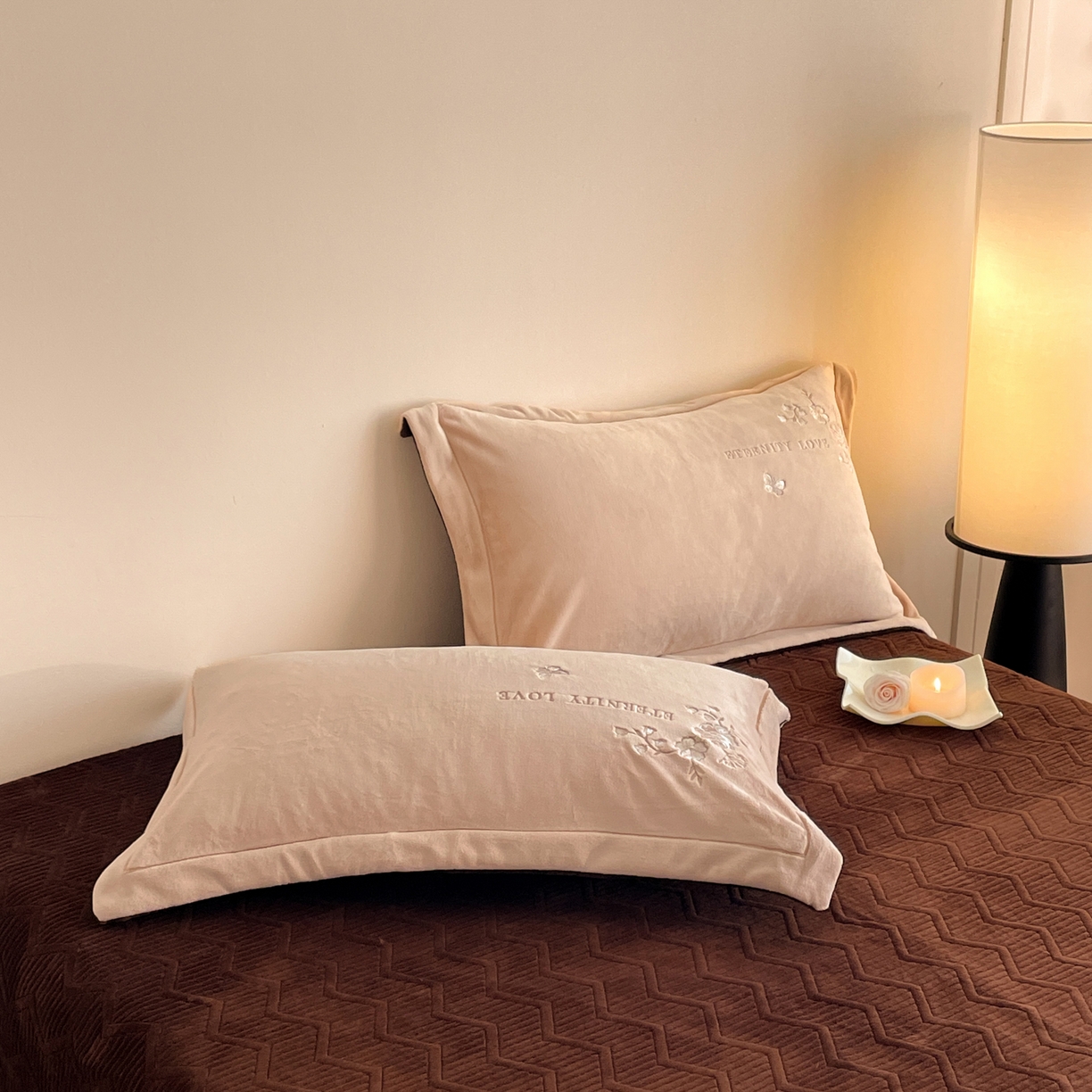 91家纺网 家纺一手货源 找家纺 新方向 2025新款全消光A类刺绣牛奶绒四件套-浮生若梦 浮生若梦-香槟咖