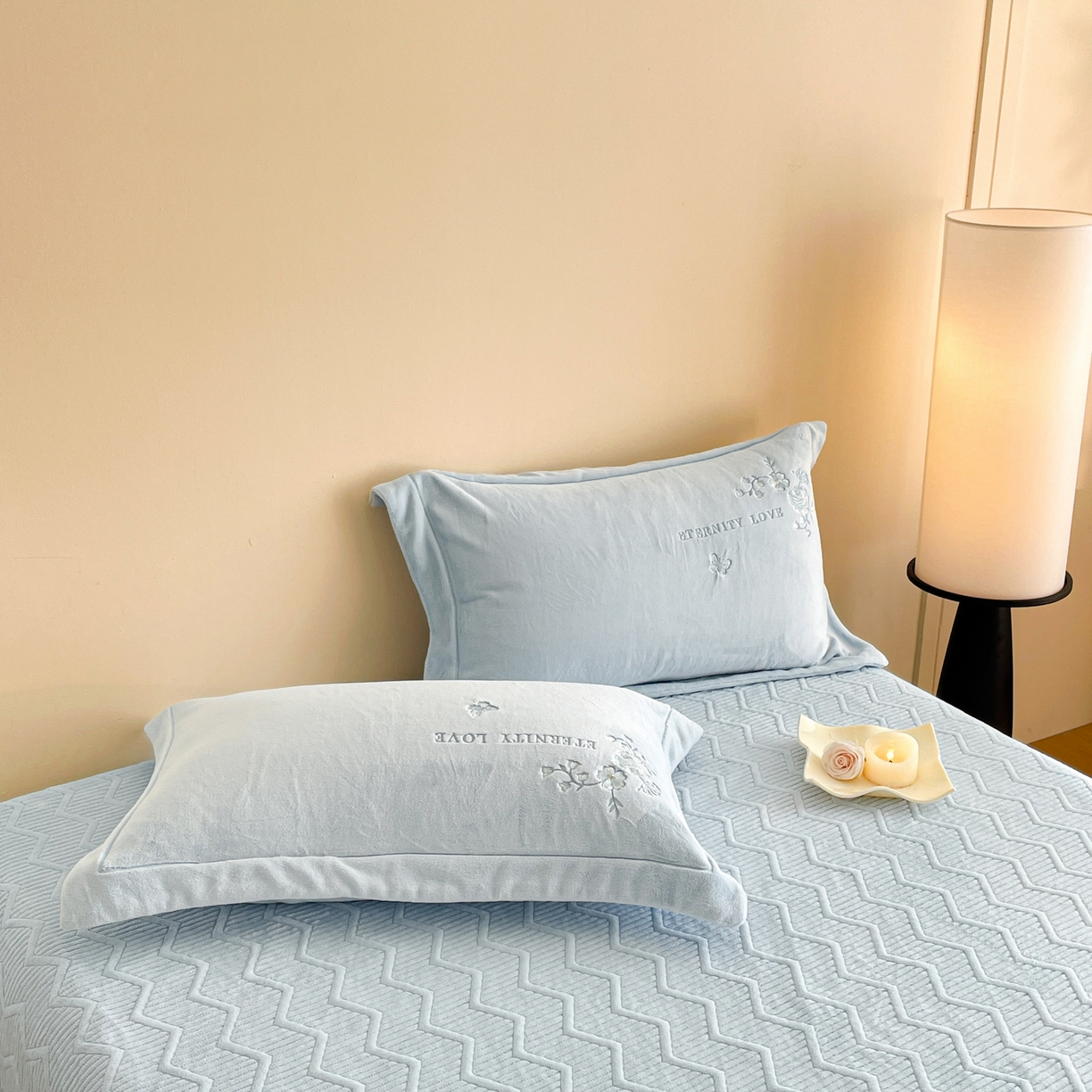 91家纺网 家纺一手货源 找家纺 新方向 2025新款全消光A类刺绣牛奶绒四件套-浮生若梦 浮生若梦-星月蓝