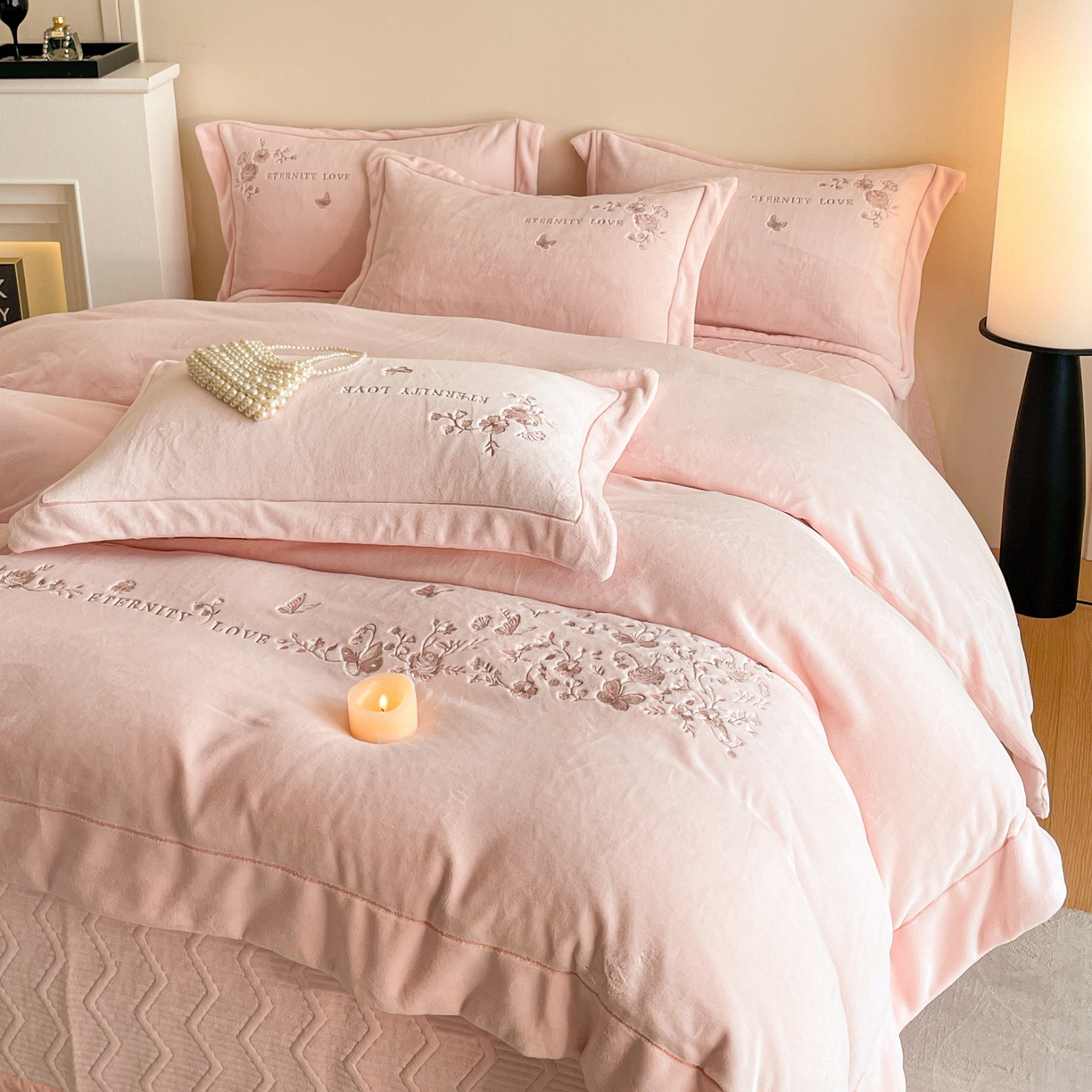 91家纺网 家纺一手货源 找家纺 新方向 2025新款全消光A类刺绣牛奶绒四件套-浮生若梦 浮生若梦-蔷薇粉