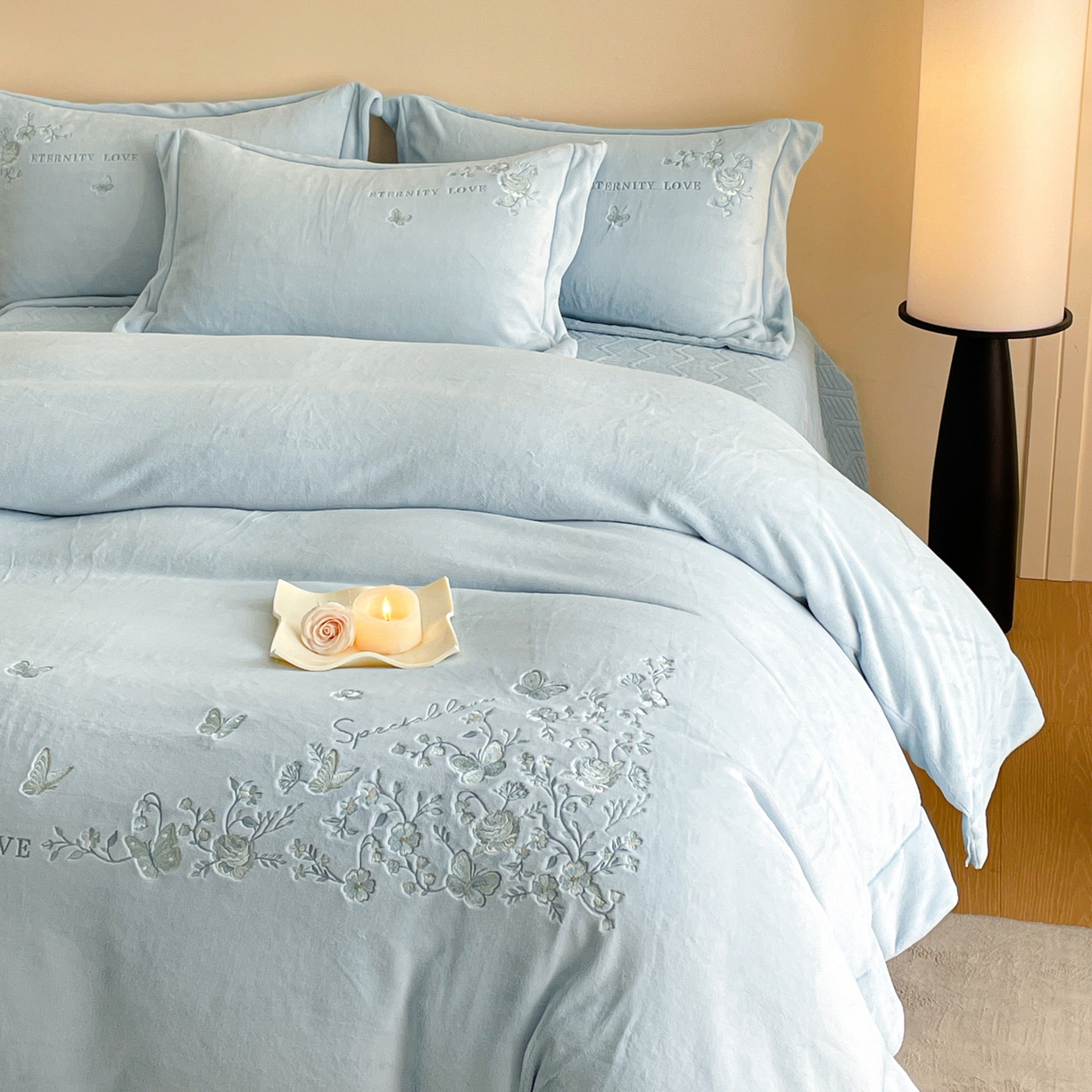 91家纺网 家纺一手货源 找家纺 新方向 2025新款全消光A类刺绣牛奶绒四件套-浮生若梦 浮生若梦-星月蓝