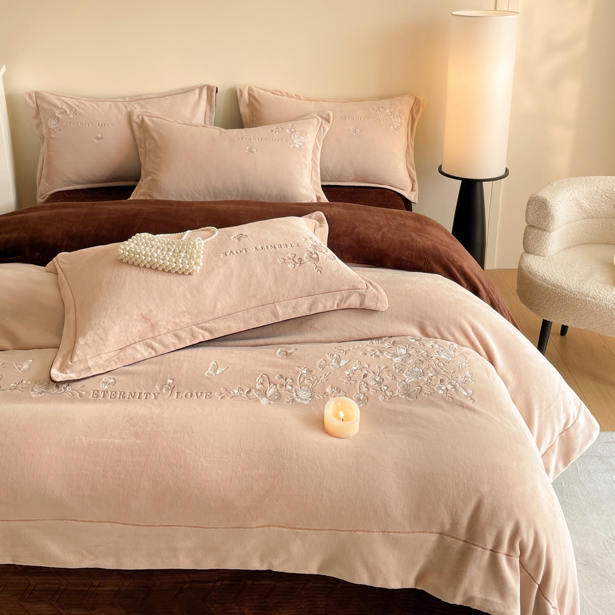 91家纺网 家纺一手货源 找家纺 新方向 2025新款全消光A类刺绣牛奶绒四件套-浮生若梦 浮生若梦-香槟咖