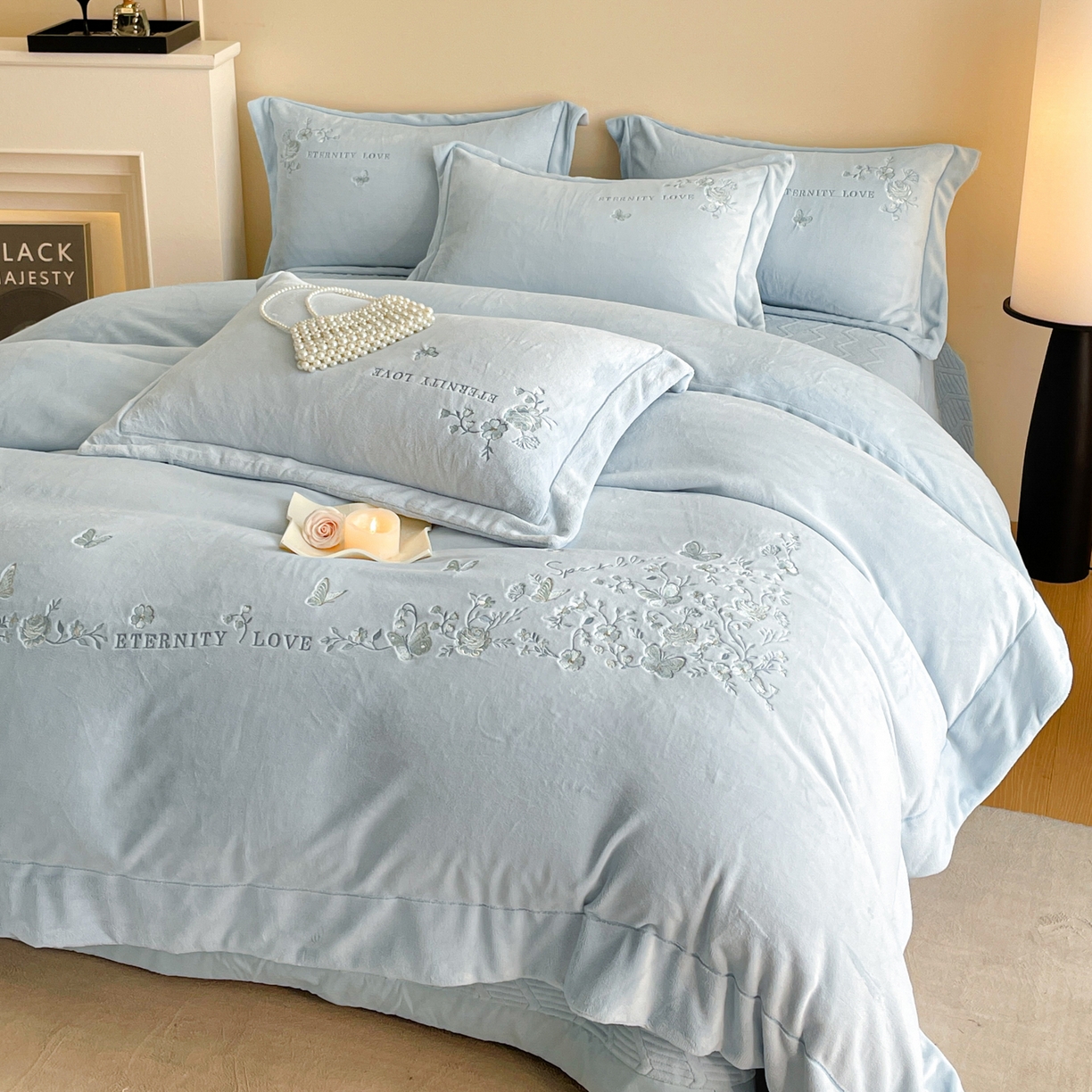 91家纺网 家纺一手货源 找家纺 新方向 2025新款全消光A类刺绣牛奶绒四件套-浮生若梦 浮生若梦-星月蓝