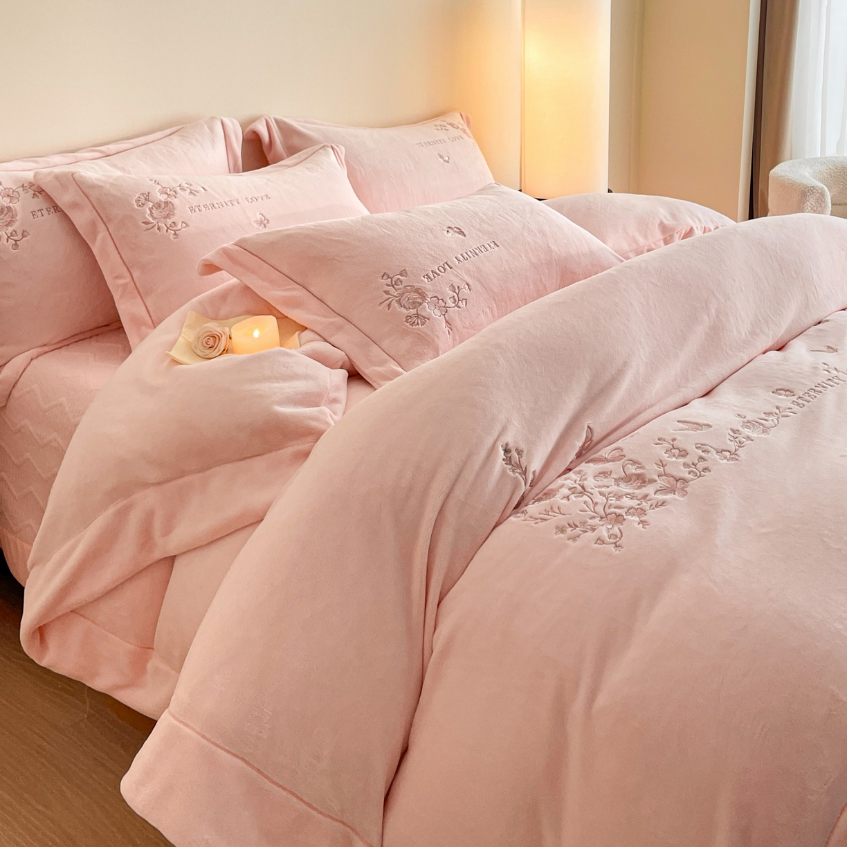 91家纺网 家纺一手货源 找家纺 新方向 2025新款全消光A类刺绣牛奶绒四件套-浮生若梦 浮生若梦-蔷薇粉