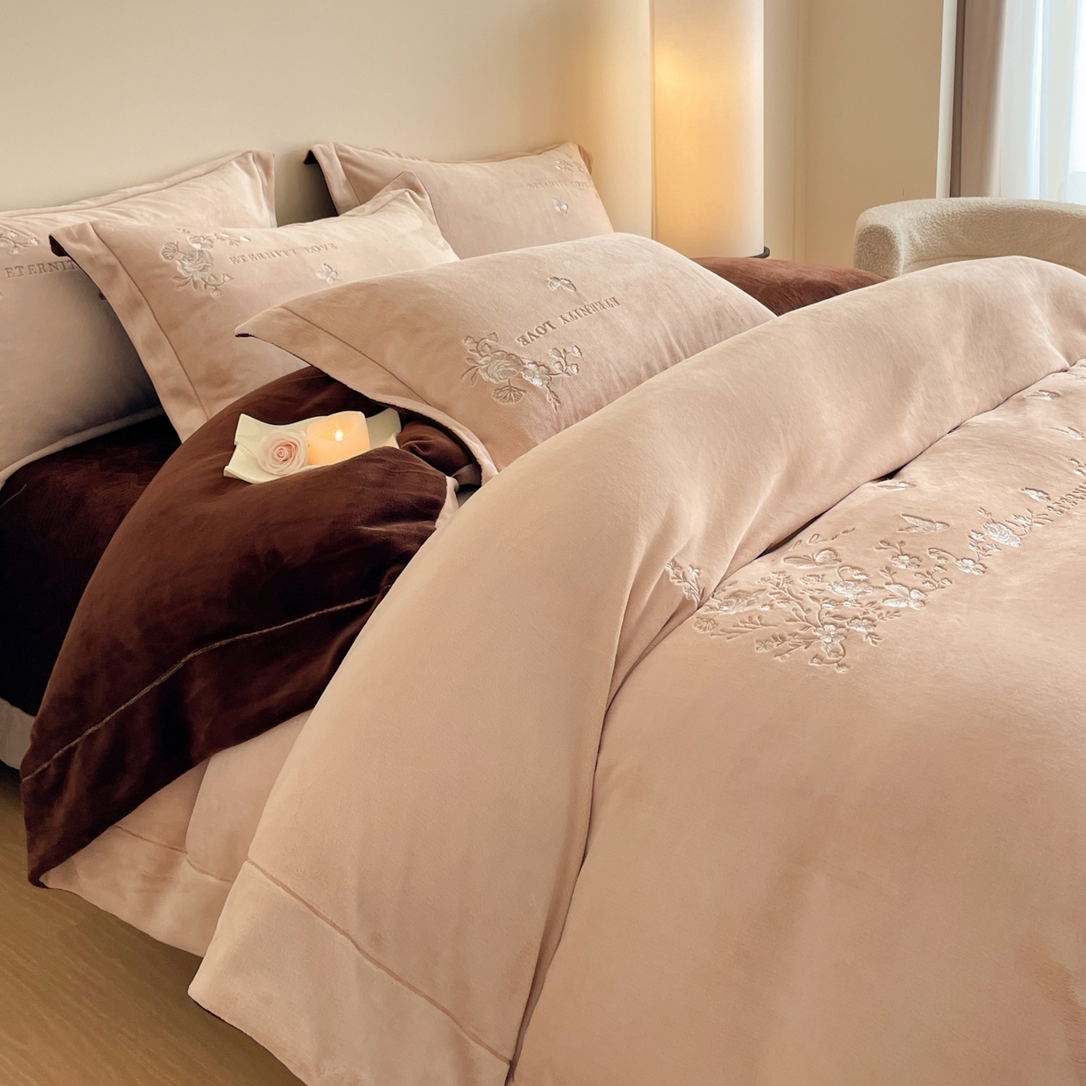 91家纺网 家纺一手货源 找家纺 新方向 2025新款全消光A类刺绣牛奶绒四件套-浮生若梦 浮生若梦-香槟咖