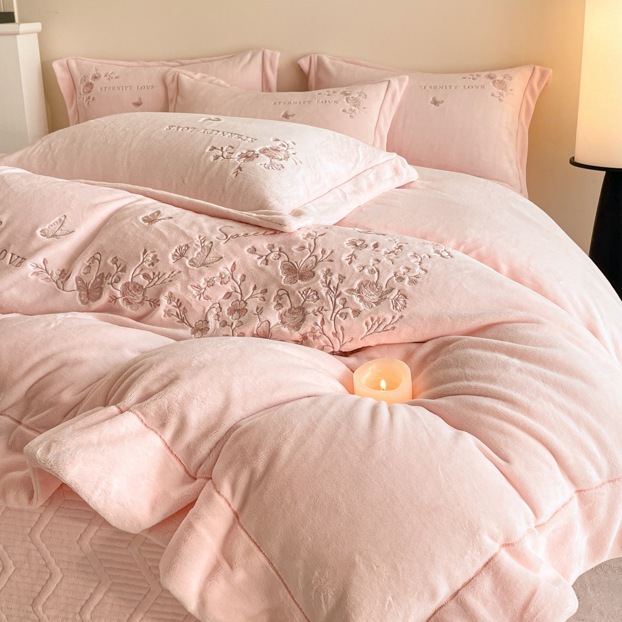 91家纺网 家纺一手货源 找家纺 新方向 2025新款全消光A类刺绣牛奶绒四件套-浮生若梦 浮生若梦-蔷薇粉