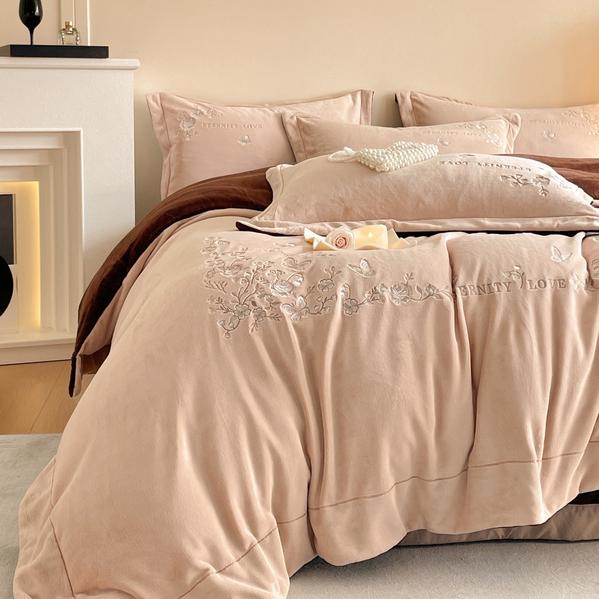 91家纺网 家纺一手货源 找家纺 新方向 2025新款全消光A类刺绣牛奶绒四件套-浮生若梦 浮生若梦-香槟咖