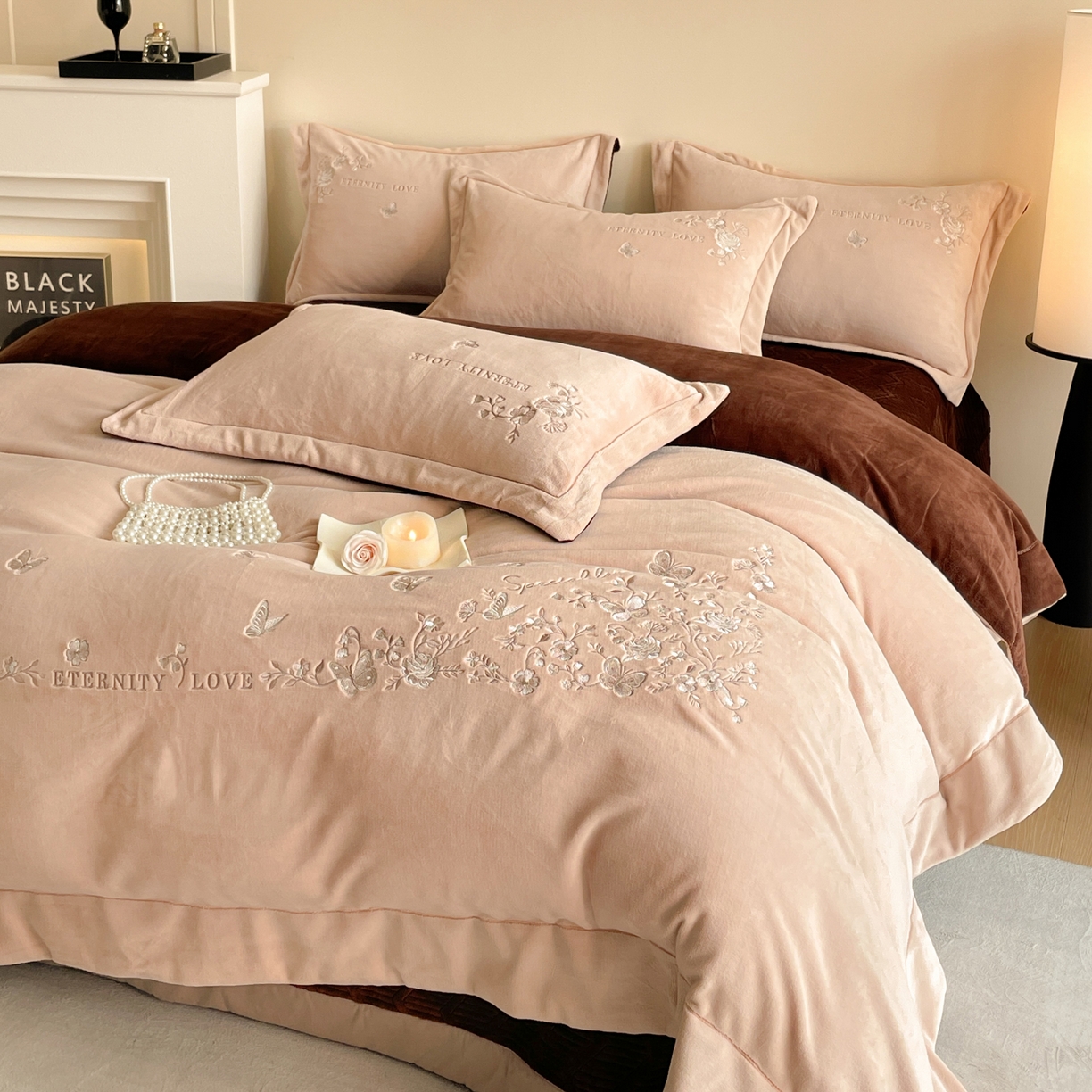 91家纺网 家纺一手货源 找家纺 新方向 2025新款全消光A类刺绣牛奶绒四件套-浮生若梦 浮生若梦-香槟咖