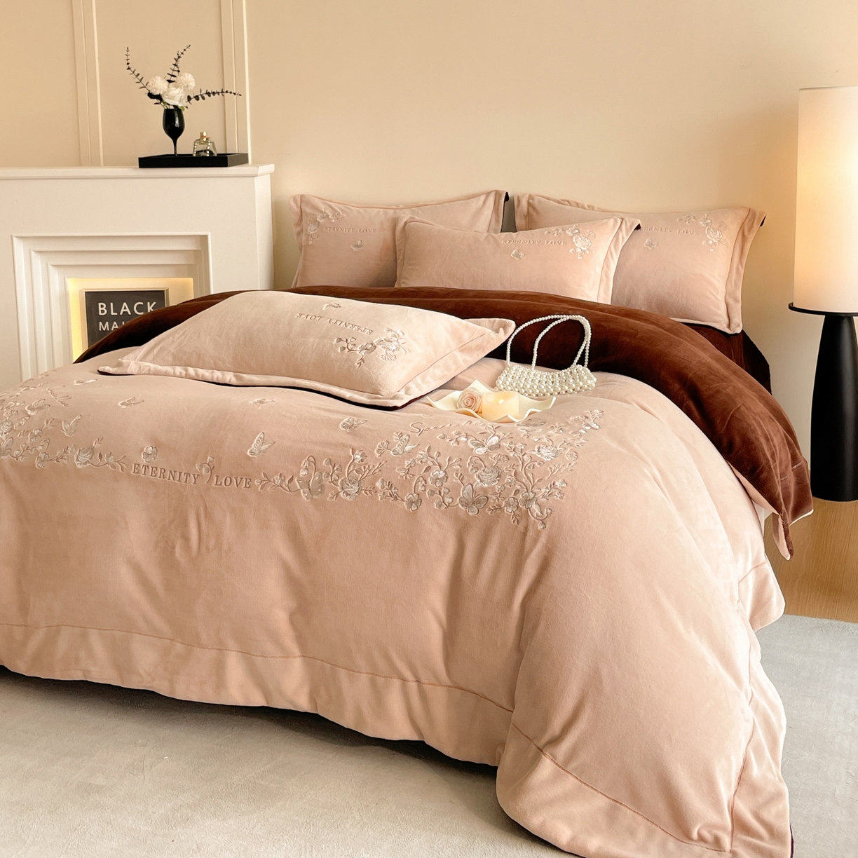 91家纺网 家纺一手货源 找家纺 新方向 2025新款全消光A类刺绣牛奶绒四件套-浮生若梦 浮生若梦-香槟咖