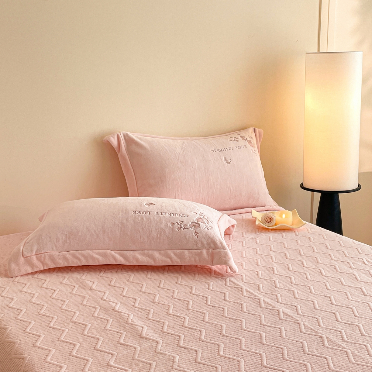 91家纺网 家纺一手货源 找家纺 新方向 2025新款全消光A类刺绣牛奶绒四件套-浮生若梦 浮生若梦-蔷薇粉