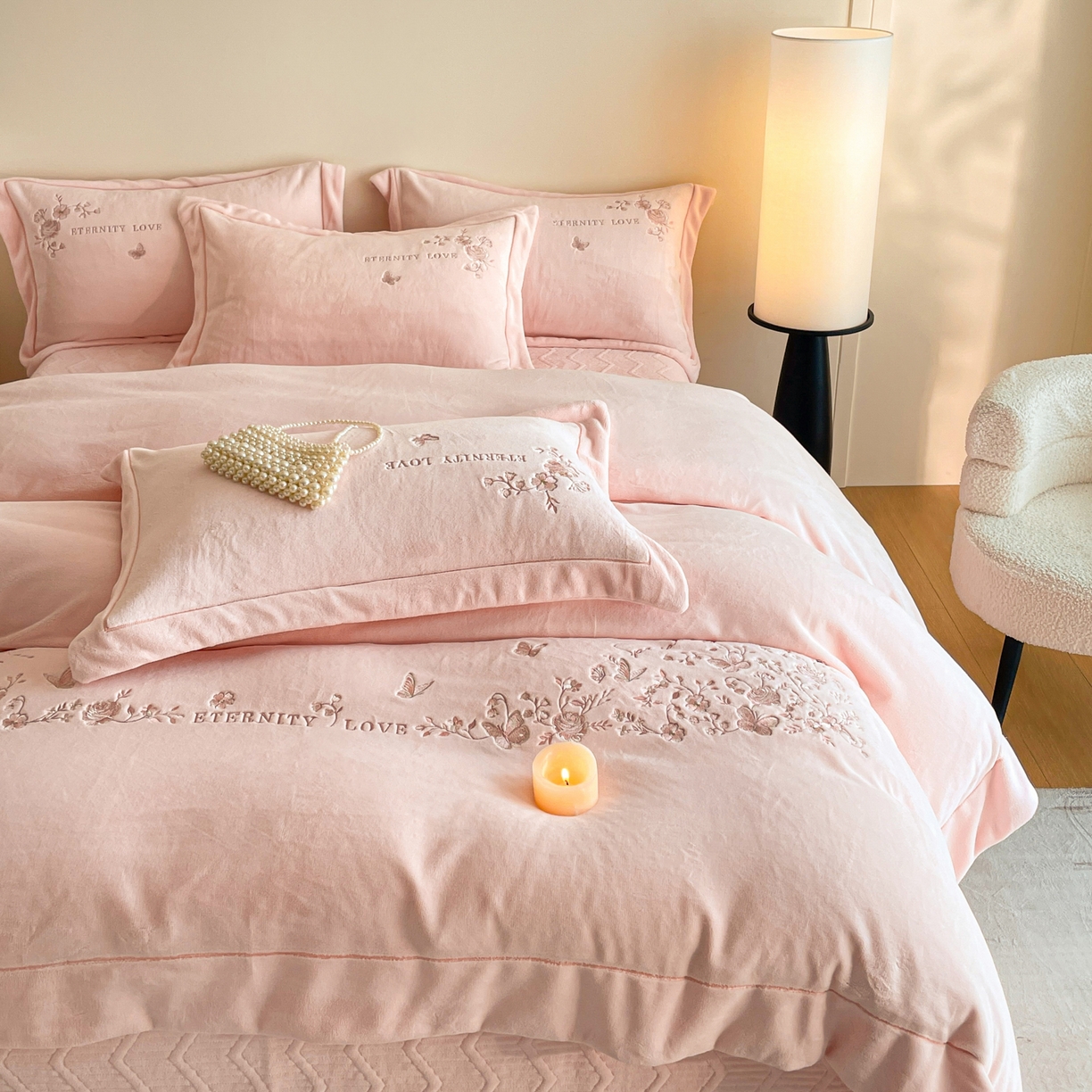 91家纺网 家纺一手货源 找家纺 新方向 2025新款全消光A类刺绣牛奶绒四件套-浮生若梦 浮生若梦-蔷薇粉