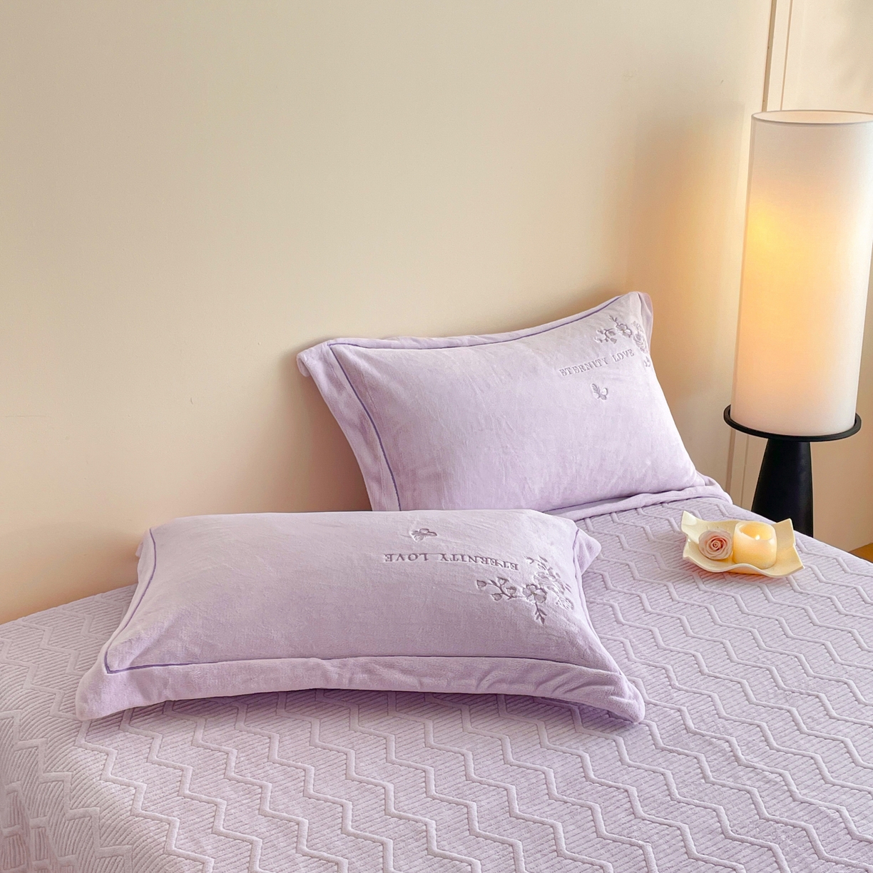 91家纺网 家纺一手货源 找家纺 新方向 2025新款全消光A类刺绣牛奶绒四件套-浮生若梦 浮生若梦-魅紫