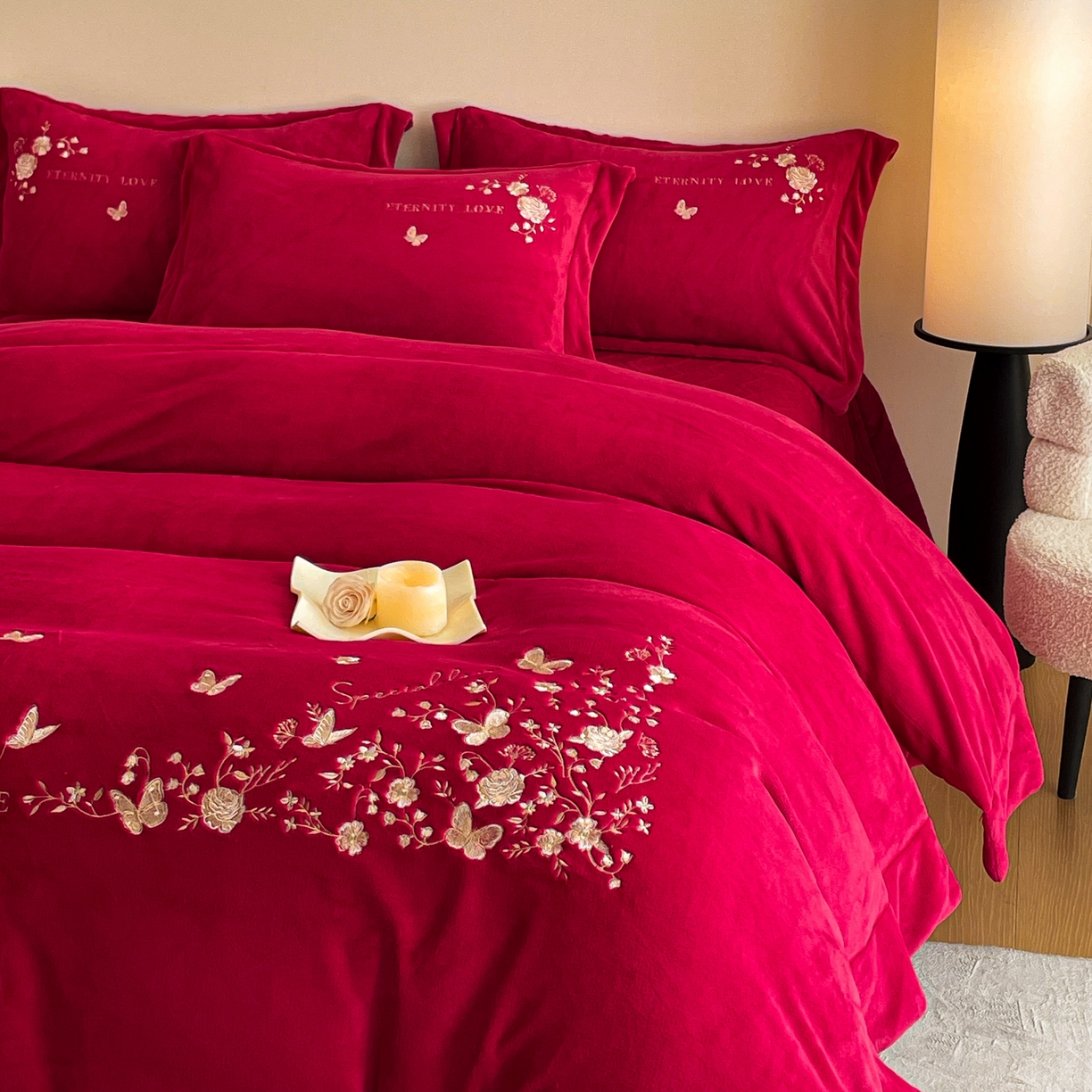 91家纺网 家纺一手货源 找家纺 新方向 2025新款全消光A类刺绣牛奶绒四件套-浮生若梦 浮生若梦-洋酒红