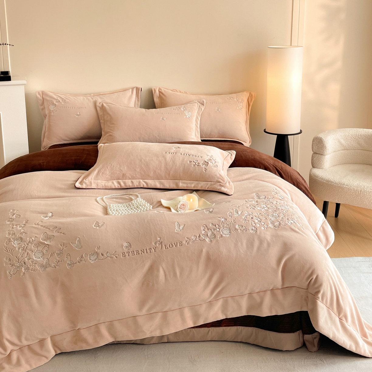 91家纺网 家纺一手货源 找家纺 新方向 2025新款全消光A类刺绣牛奶绒四件套-浮生若梦 浮生若梦-香槟咖